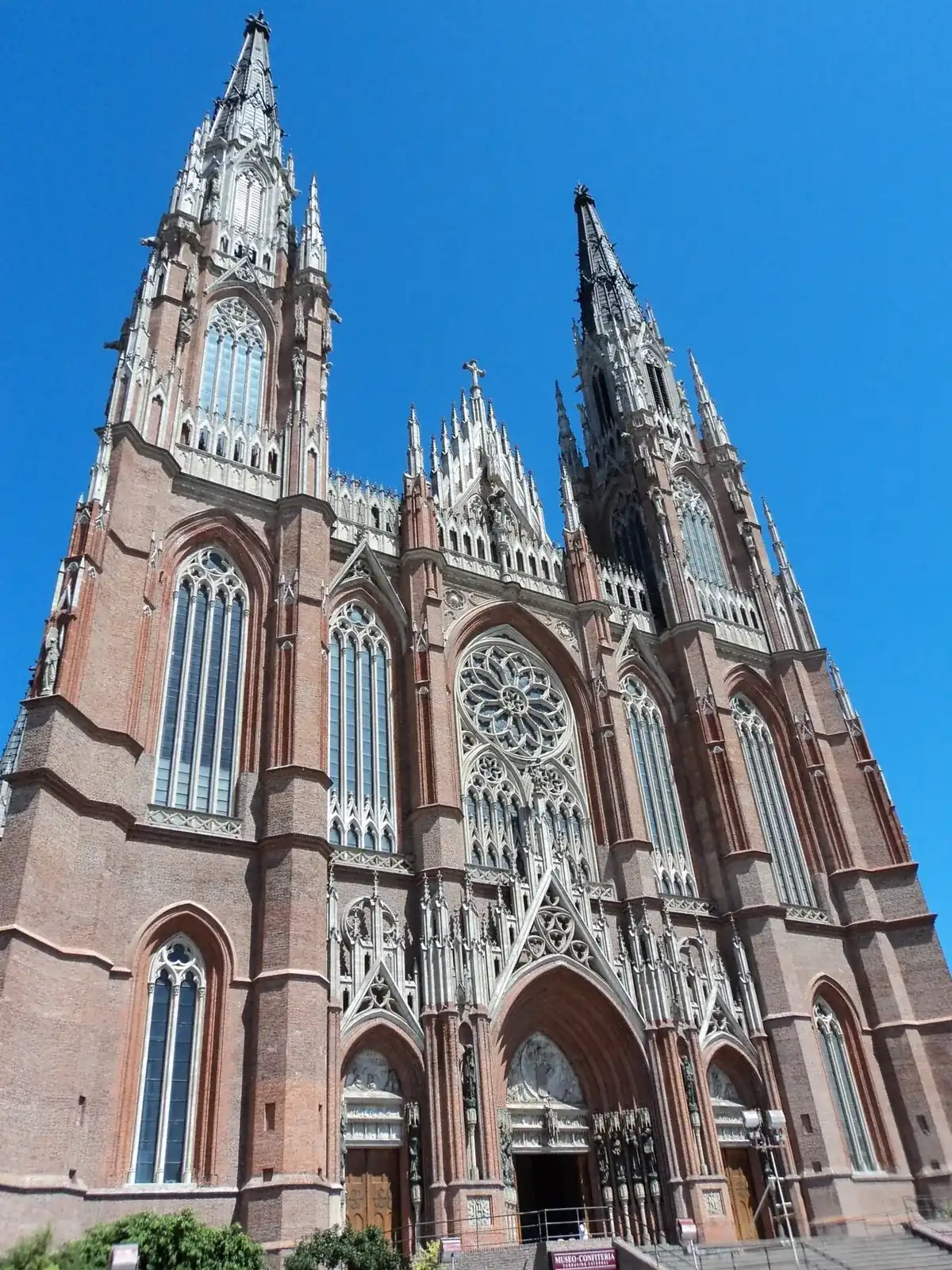 Fachada neogótica de la Catedral de La Plata, con sus dos torres y el rosetón sobre la entrada principal