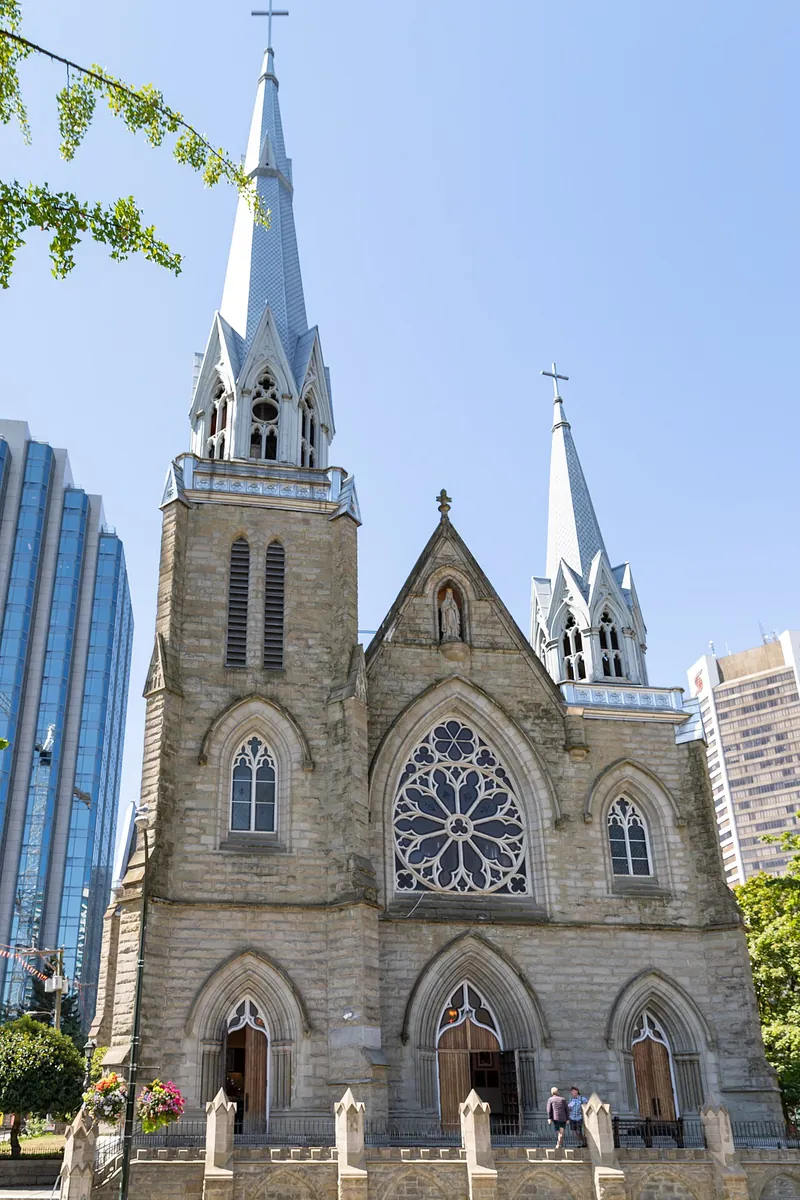 Fachada de piedra de la catedral del Santo Rosario de Vancouver, con su rosetón y dos agujas