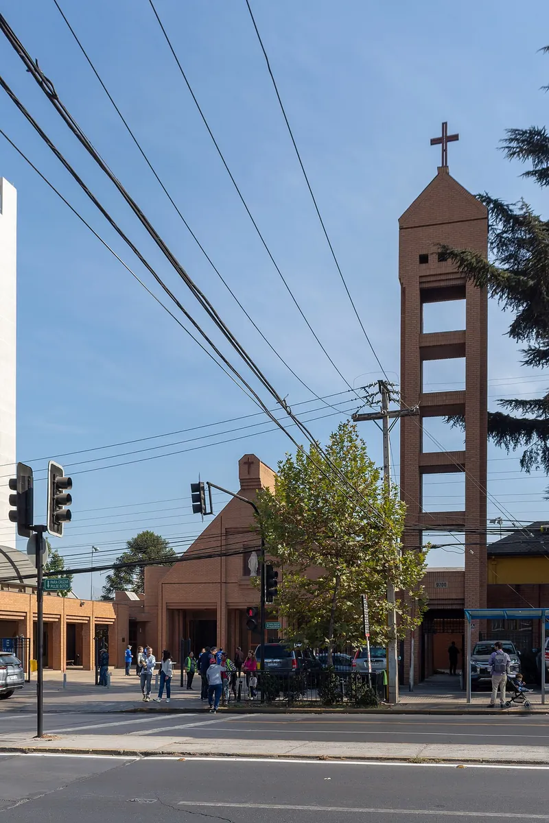 Iglesia de Santa María de Las Condes, de ladrillo, con su campanario sobre la avenida Las Condes