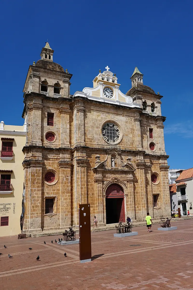 Fachada principal de piedra del Santuario de San Pedro Claver en la plaza de Cartagena de Indias