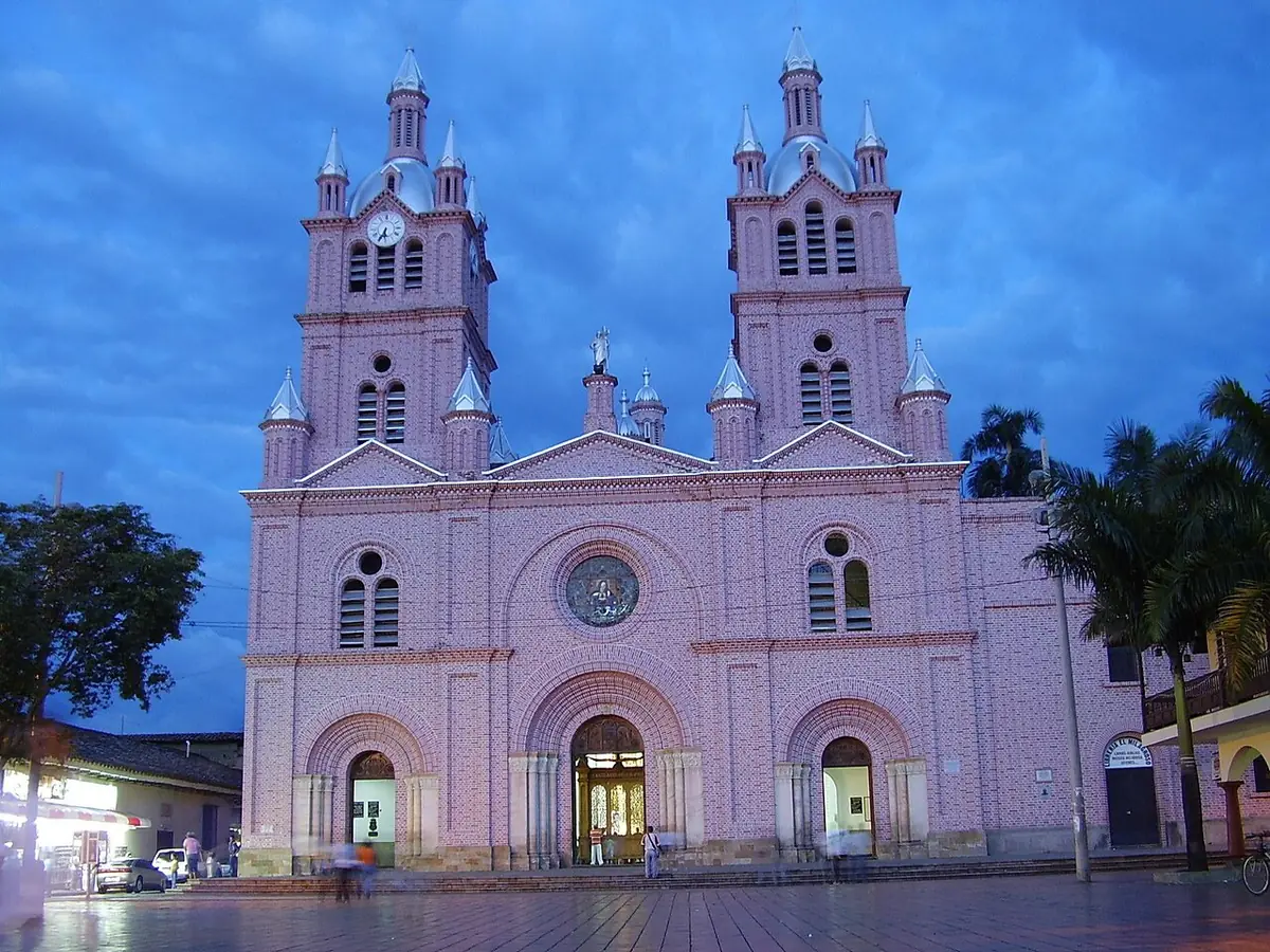 Fachada rosada de la Basílica del Señor de los Milagros de Buga, con sus dos torres, al anochecer