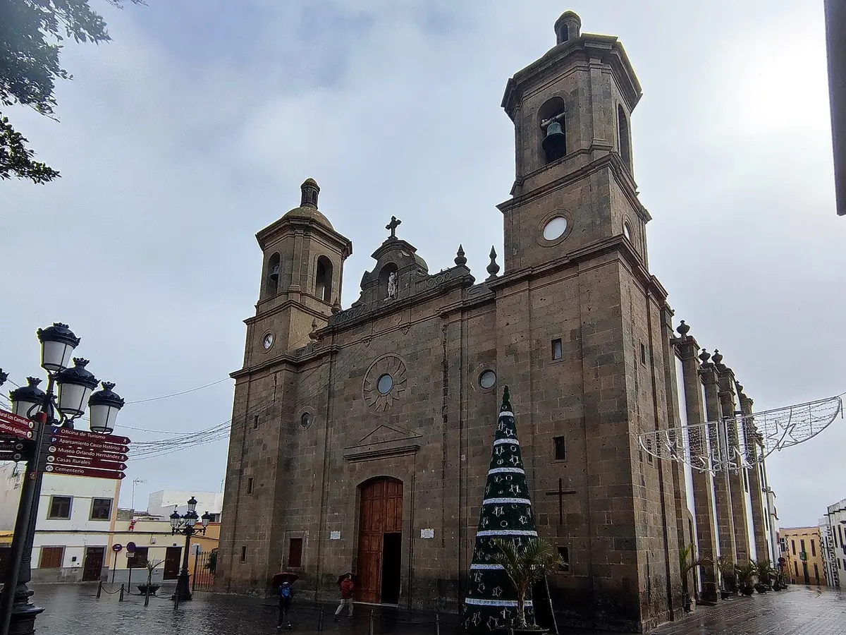 Iglesia de San Sebastián de Agüimes, de piedra oscura, con sus dos torres, en el casco histórico