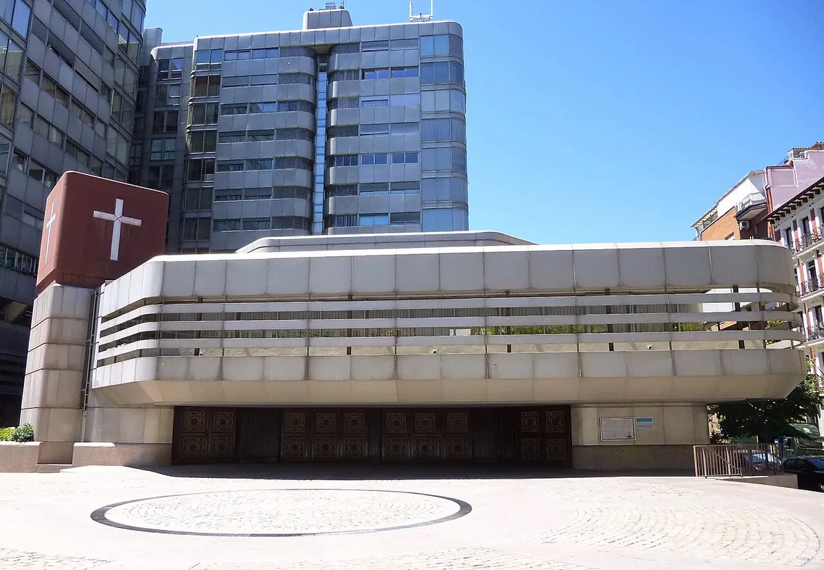 Iglesia moderna de Nuestra Señora del Buen Suceso en la calle de la Princesa de Madrid