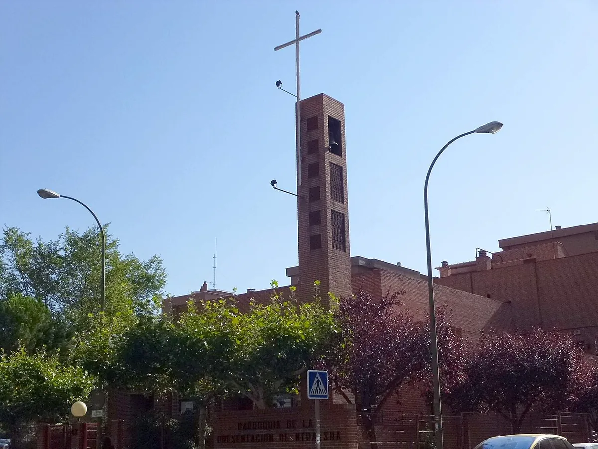 Iglesia de ladrillo de la Presentación de Nuestra Señora en Moratalaz, Madrid, con su campanario y cruz