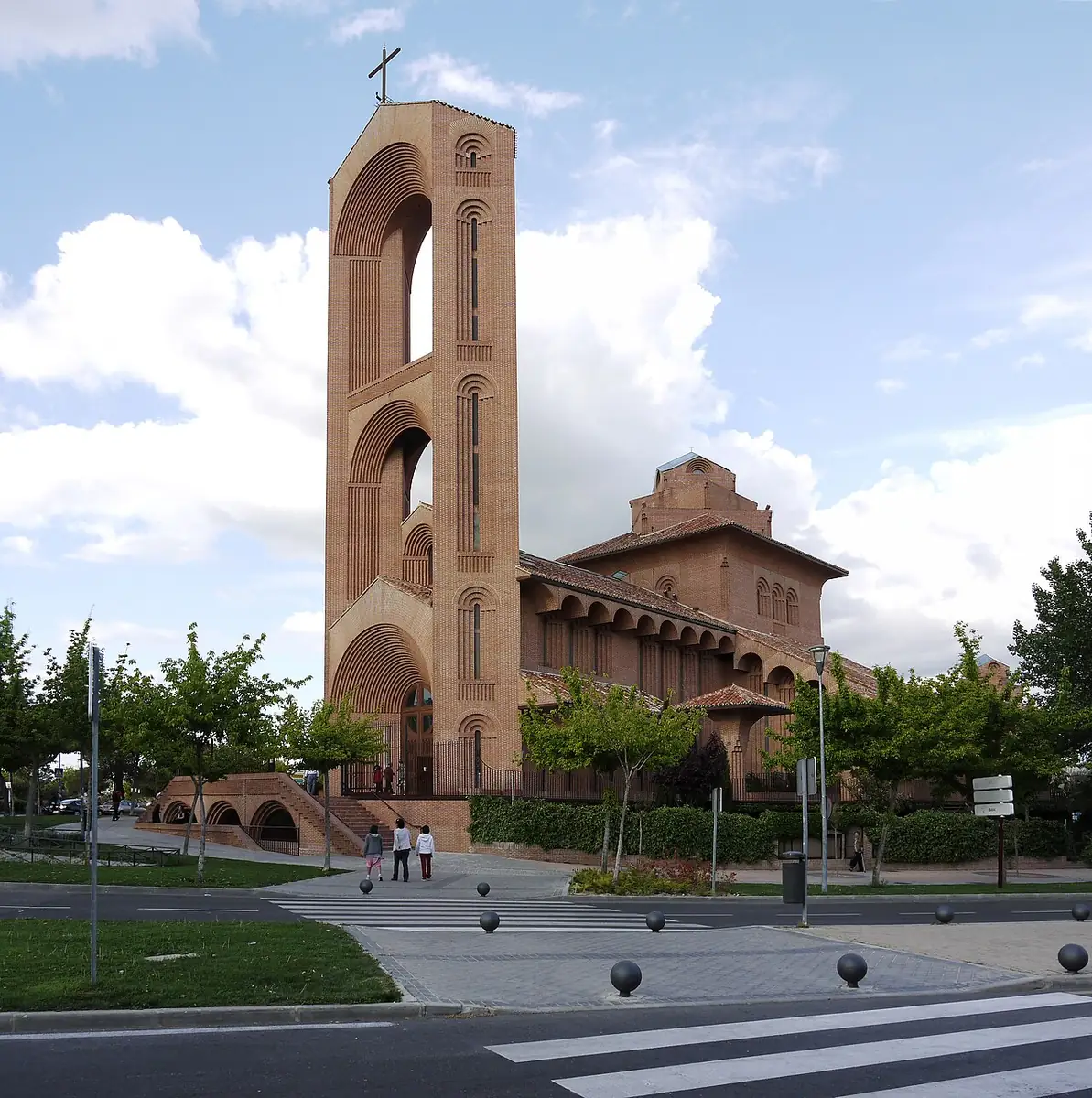 Iglesia de Santa María de Caná en Pozuelo de Alarcón, de ladrillo, con su alta torre campanario