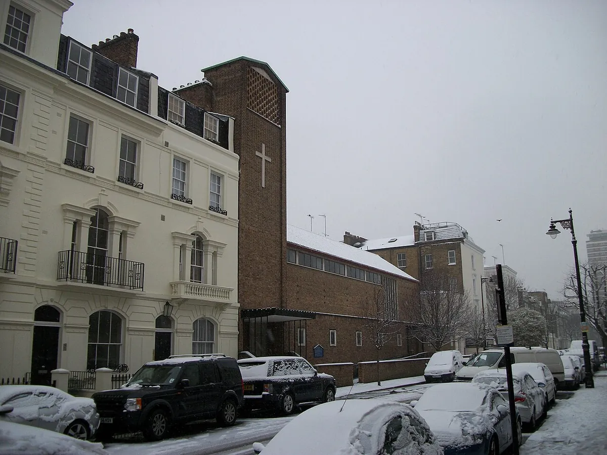 Iglesia católica de los Santos Apóstoles en Winchester Street, Pimlico (Londres), con su torre de ladrillo y cruz