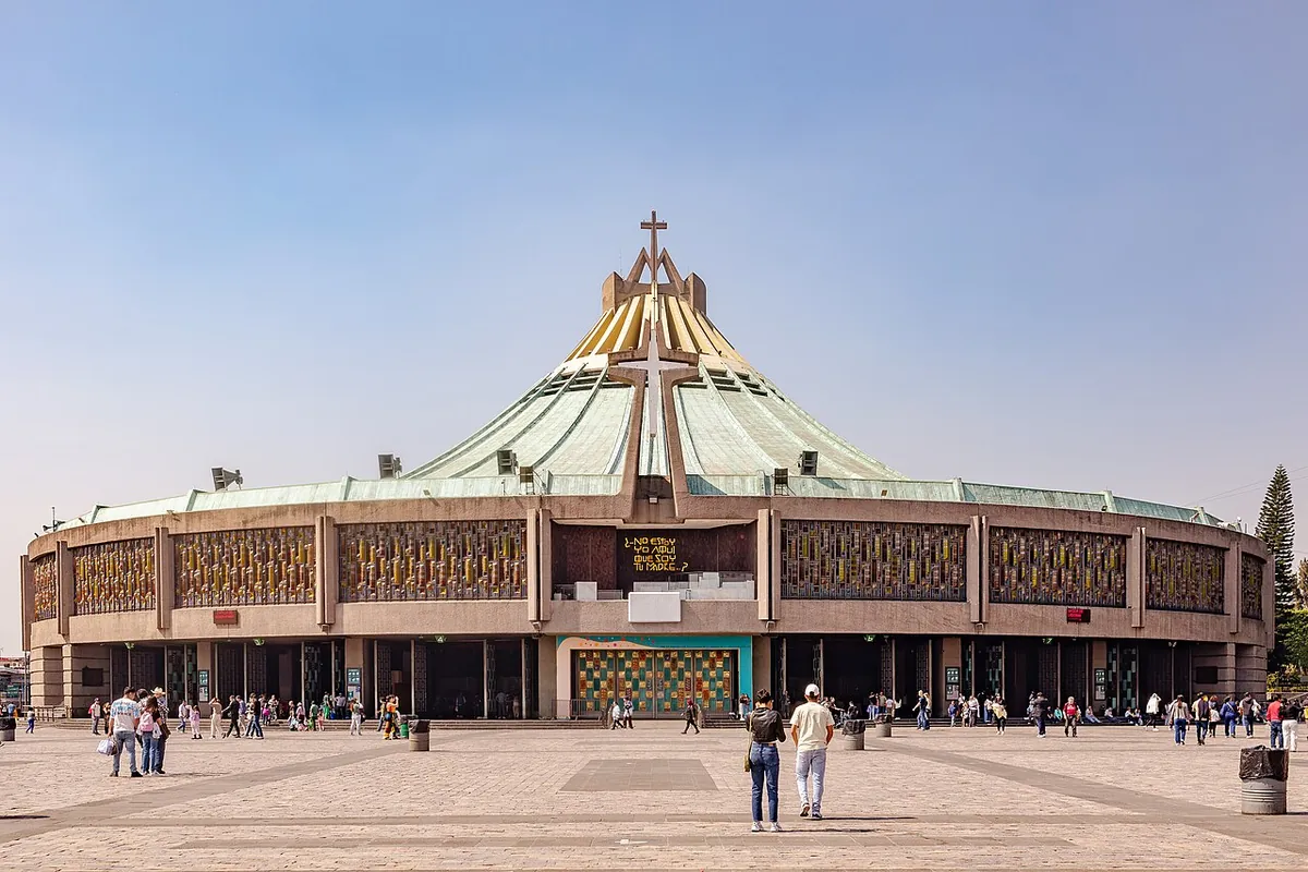 Fachada de la Nueva Basílica de Santa María de Guadalupe, en Ciudad de México, vista desde el atrio