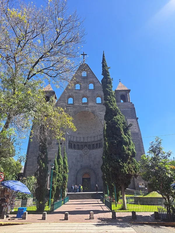Fachada de piedra de la Parroquia de San Agustín en Polanco, Ciudad de México, con su gran arco y dos torres