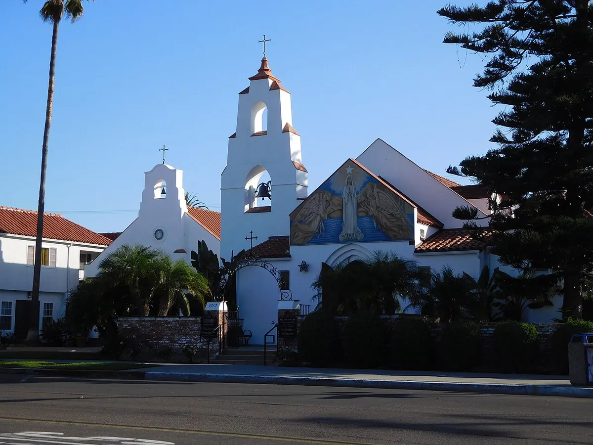 Iglesia Mary, Star of the Sea de La Jolla, blanca y de estilo misional, con campanario y un mosaico de la Virgen en la fachada