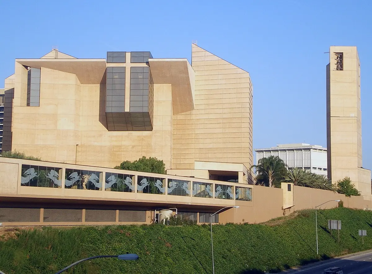 Catedral de Nuestra Señora de los Ángeles, de hormigón color arena, con su gran cruz acristalada y el campanario exento