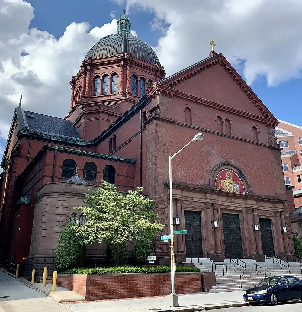 Catedral de San Mateo Apóstol de Washington, de ladrillo rojo, con su cúpula verde sobre el crucero