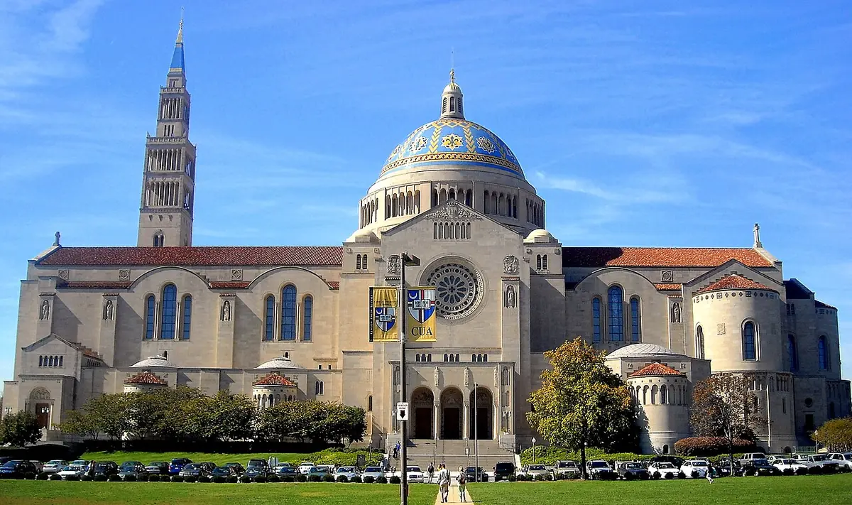 Basílica del Santuario Nacional de la Inmaculada Concepción en Washington, con su cúpula de mosaico azul y su campanario