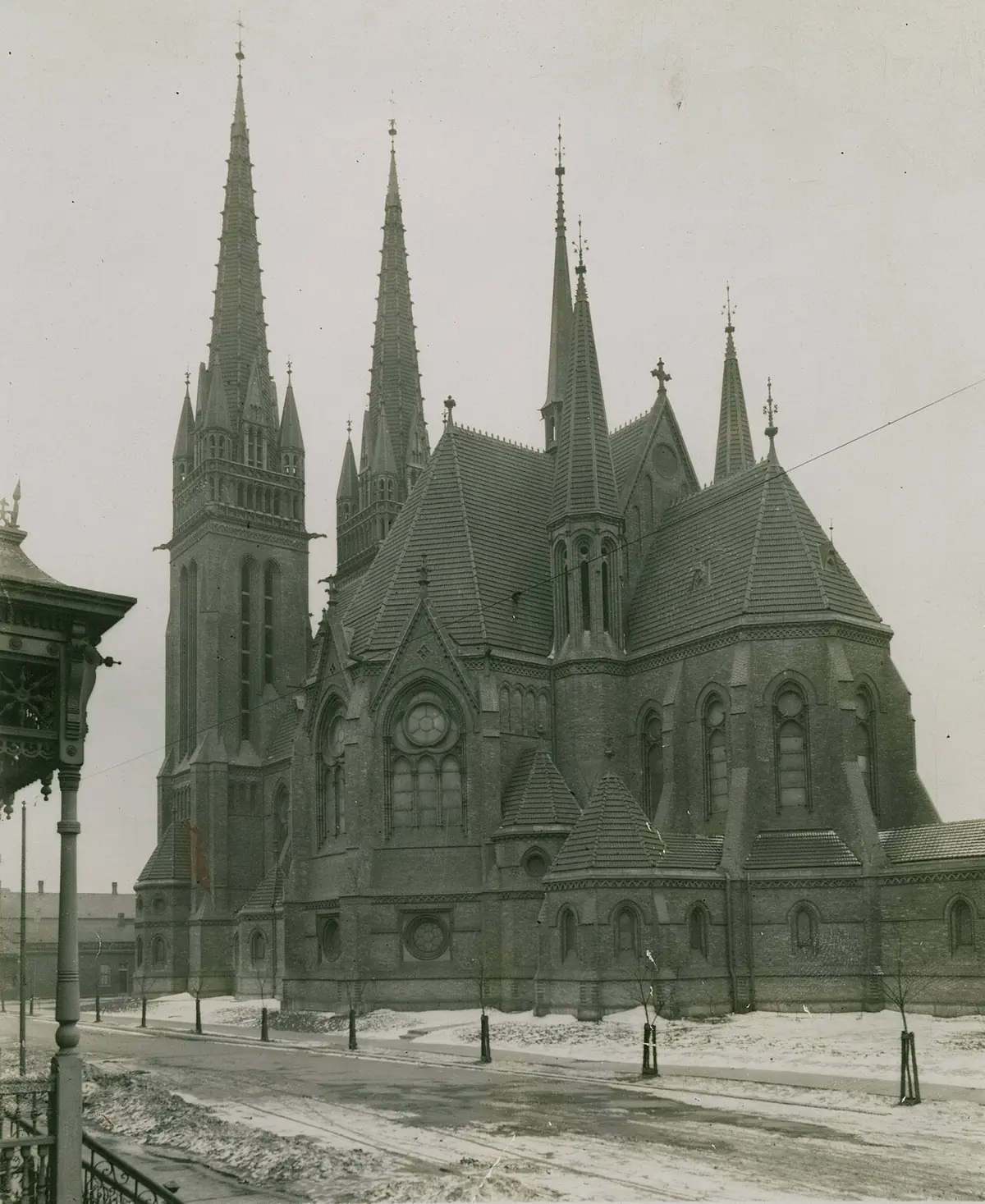 Iglesia de San Pablo de Chicago en 1913, vista posterior de sus agujas neogóticas de ladrillo, en invierno