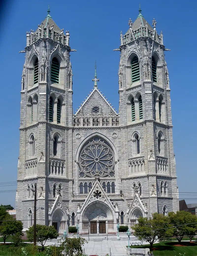 Catedral Basílica del Sagrado Corazón de Newark, fachada neogótica de granito con dos torres y rosetón
