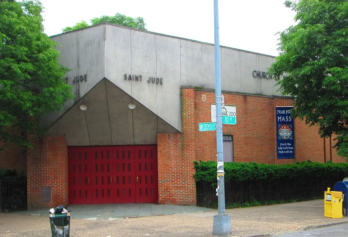 Iglesia de San Judas en Inwood (Manhattan), de hormigón y ladrillo, con el nombre «Saint Jude» sobre las puertas rojas