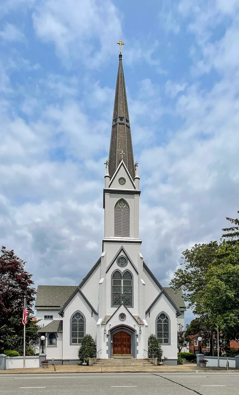 Iglesia de San Ignacio de Loyola de Hicksville, blanca, de estilo neogótico, con un alto campanario