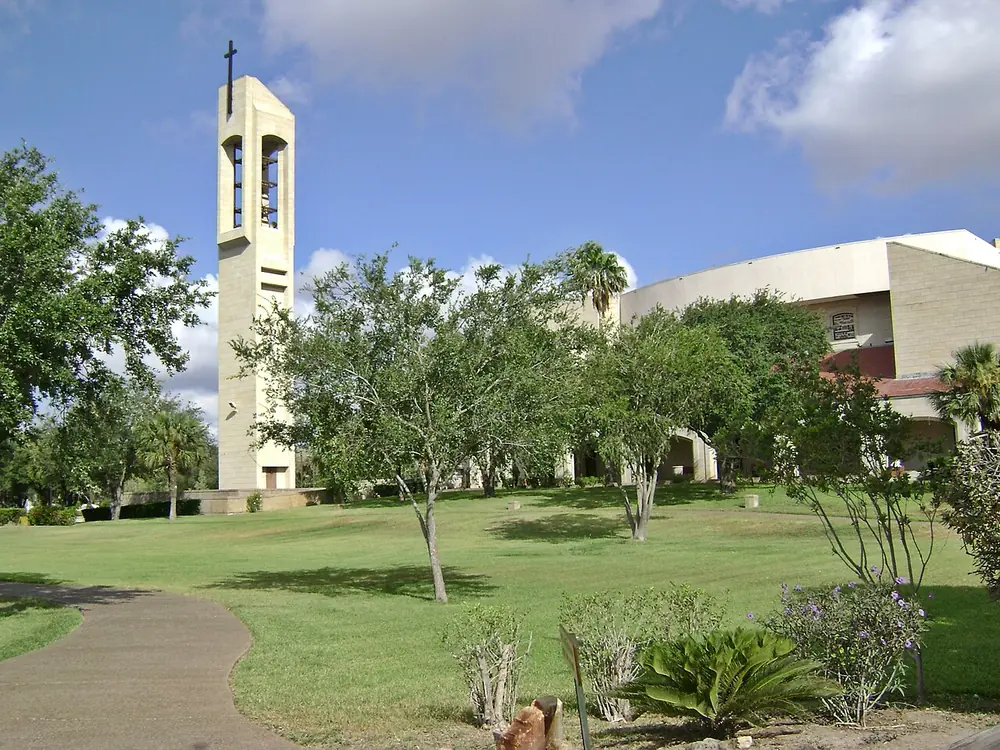 Basílica de Nuestra Señora de San Juan del Valle, con su campanario exento y el templo tras los jardines